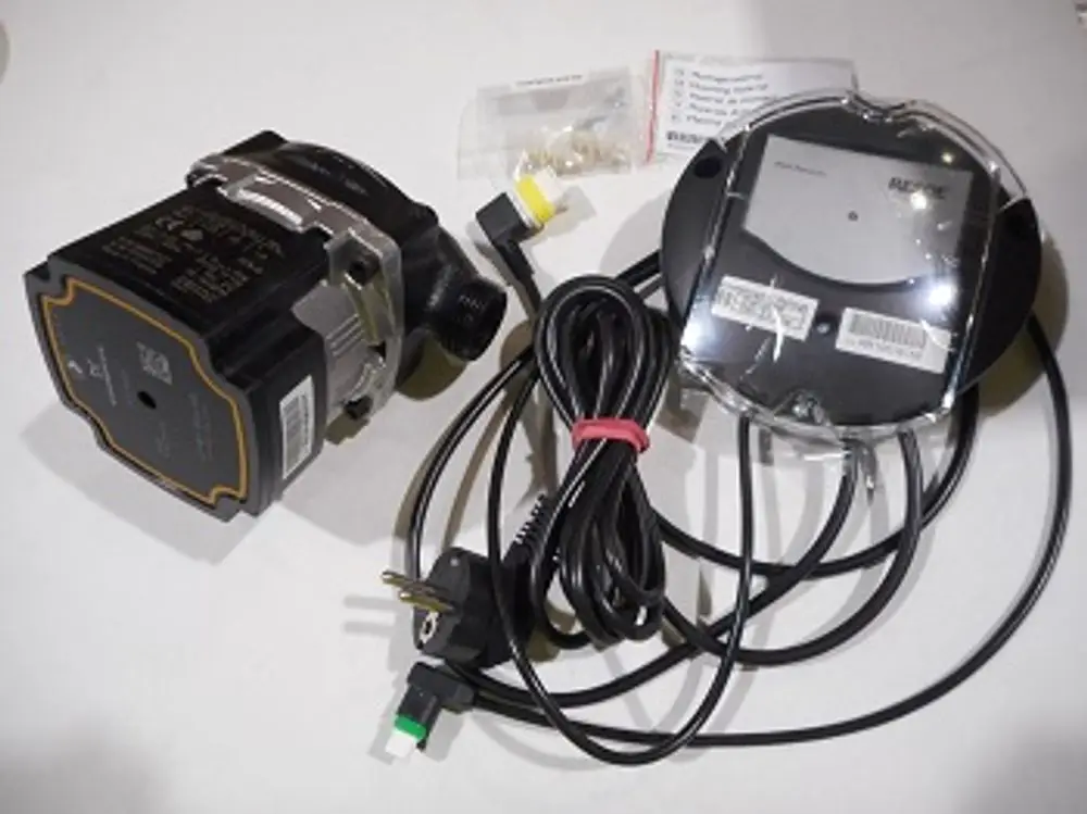 Remeha Solarpumpe mit Motor und einem Steuergerät, verbunden durch Kabel. Enthält Montageschrauben und Elektroanschluss.